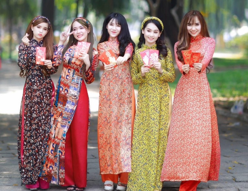 Cho thue ao dai Tet, chu tiem thu lai lon, tiep khach xuyen trua