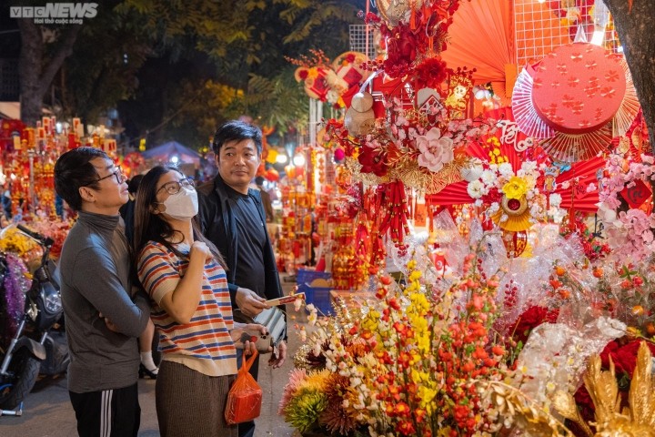 Nguoi Ha Noi sam Tet khuya, pho Hang Ma nhon nhip den dem-Hinh-11