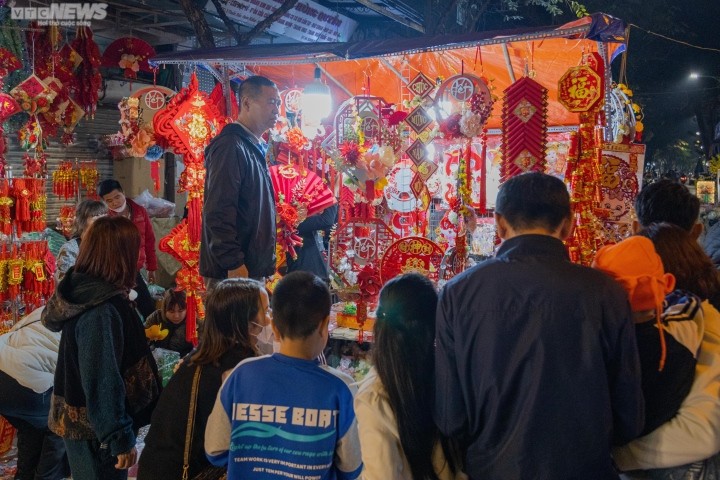 Nguoi Ha Noi sam Tet khuya, pho Hang Ma nhon nhip den dem-Hinh-4