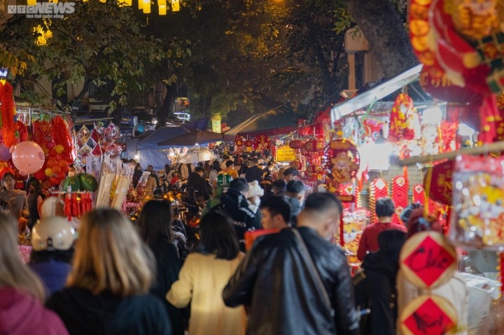 Nguoi Ha Noi sam Tet khuya, pho Hang Ma nhon nhip den dem-Hinh-6