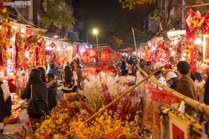 Nguoi Ha Noi sam Tet khuya, pho Hang Ma nhon nhip den dem