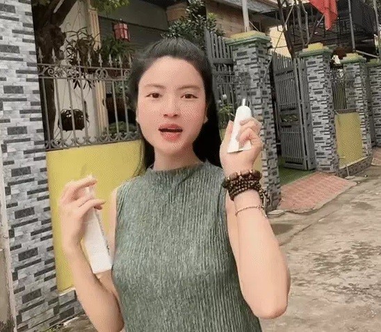 Ban gai Quang Hai vui ve quay clip truoc cong nha ban trai-Hinh-2