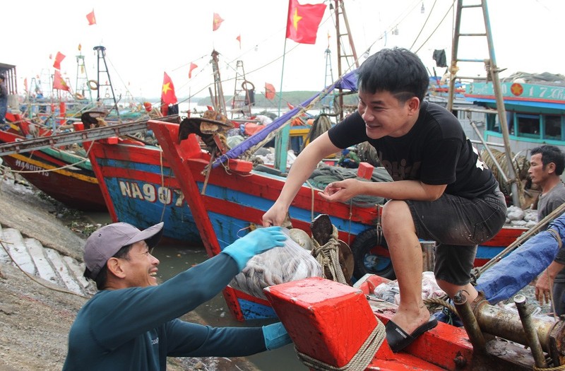 Ngu dan kiem bon tien sau chuyen di bien cuoi nam