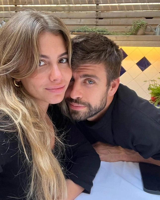 Pique cong khai ban gai sau 7 thang chia tay Shakira