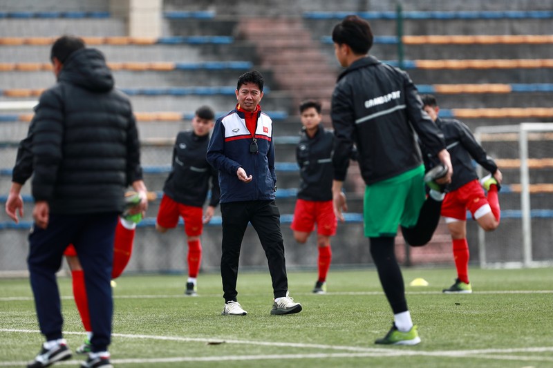 U20 Viet Nam nhoi the luc trong buoi tap khai xuan-Hinh-6