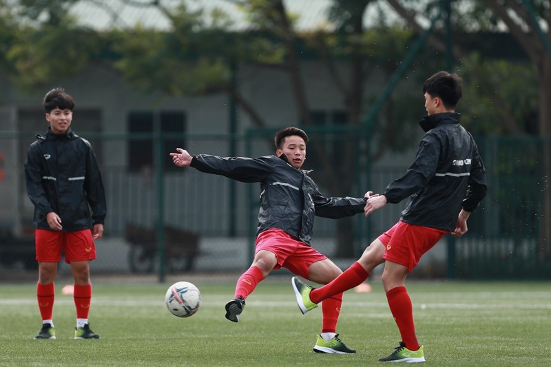 U20 Viet Nam nhoi the luc trong buoi tap khai xuan-Hinh-8