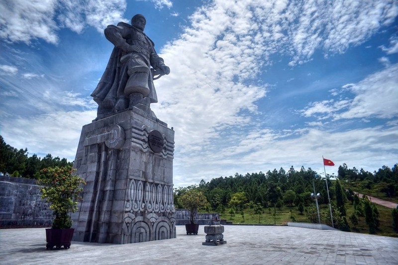 Nguoi sang Trung Hoa la vua Quang Trung gia hay that?