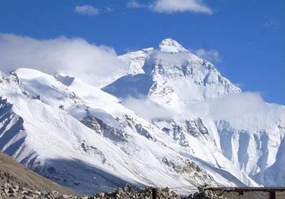 Leo len dinh Everest, tot nhat la khong nen giup do nguoi bi nga?