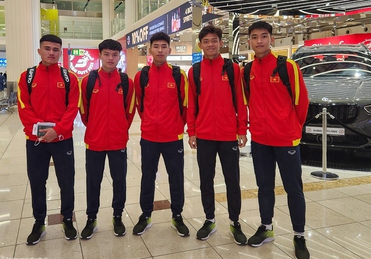U20 Viet Nam duoc tang quan V.League sau tran thang Saudi Arabia