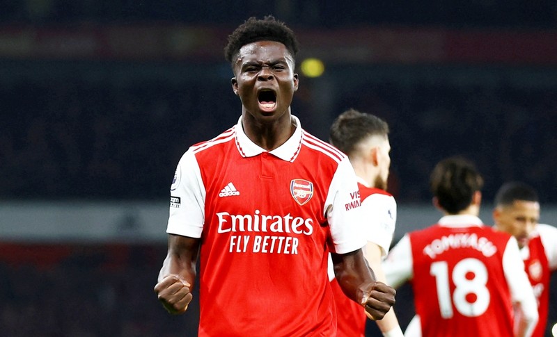 Arsenal gia han hop dong voi Bukayo Saka