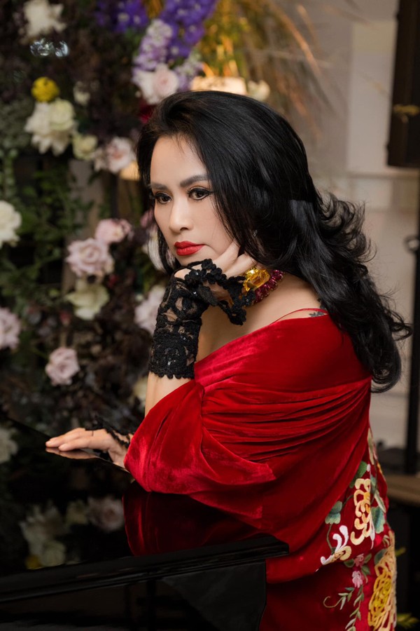 Diva Thanh Lam ben chong bac si: Nhan sac U60 ruc ro-Hinh-3
