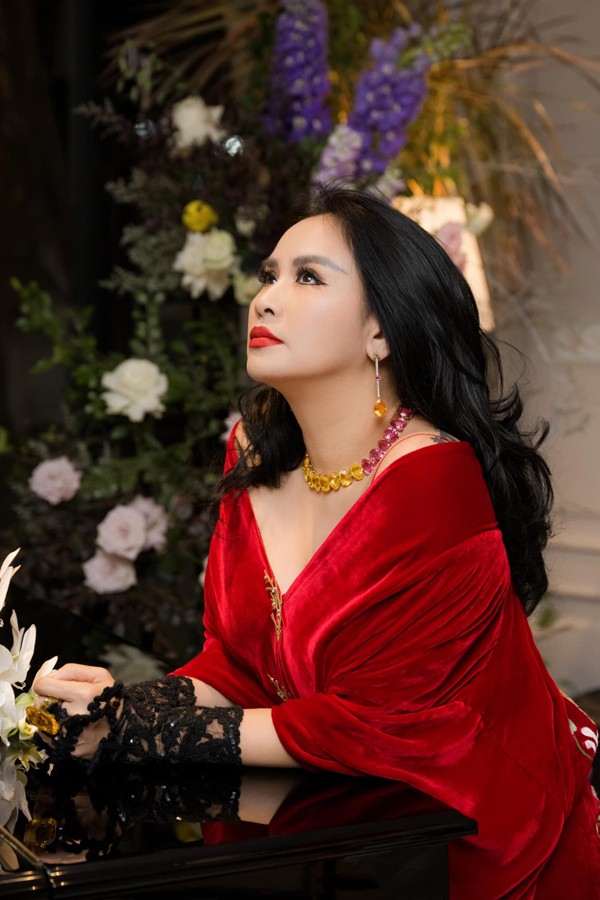 Diva Thanh Lam ben chong bac si: Nhan sac U60 ruc ro-Hinh-4