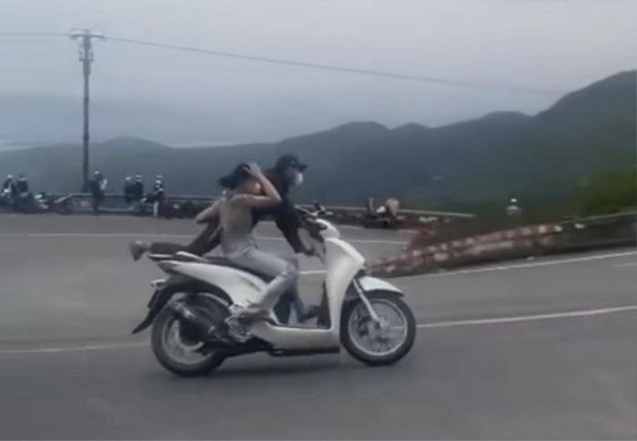 Video: Phan no doi nam nu di SH dien xiec tren deo Hai Van