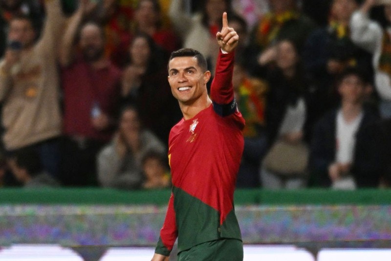 10 cau thu ghi nhieu ban thang nhat cho DTQG: Ronaldo bo xa Messi