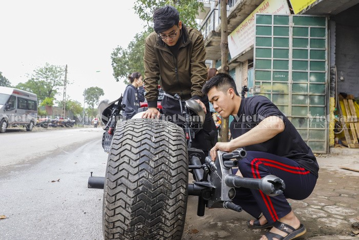 9x Ha Noi me nguoi hung Batman, bo 200 trieu che motor Batpod-Hinh-3