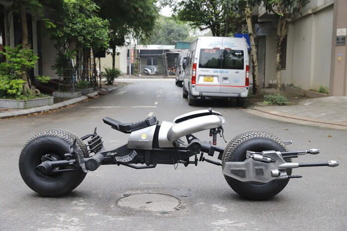 9x Ha Noi me nguoi hung Batman, bo 200 trieu che motor Batpod