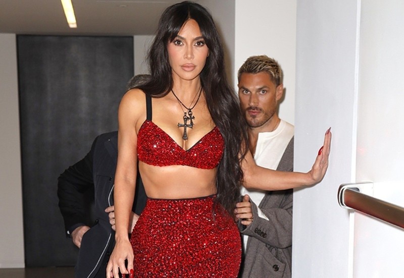 Kim Kardashian diện váy bó sát 