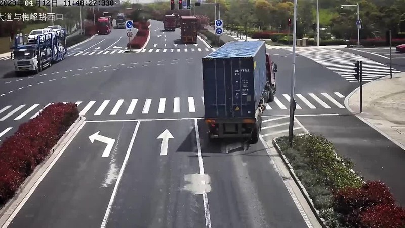Video: Container lat nghieng giua nga tu, suyt de trung 3 o to