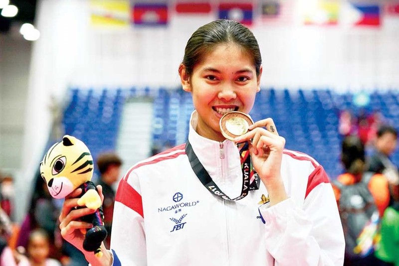 “Co gai bay” trong dem khai mac SEA Games 32 la ai?