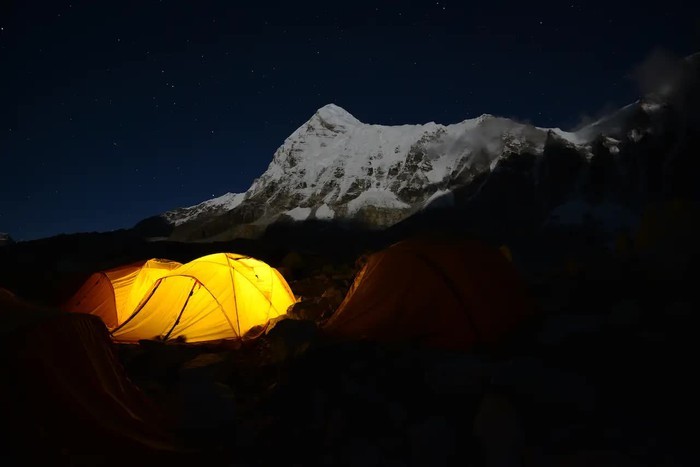 Tai sao dinh Everest lai tao ra tieng on vao ban dem?