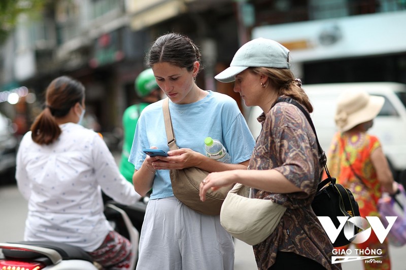 Du khach nuoc ngoai lai thoai mai tham thu pho co Ha Noi-Hinh-12