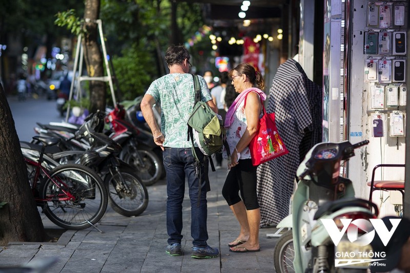 Du khach nuoc ngoai lai thoai mai tham thu pho co Ha Noi-Hinh-14