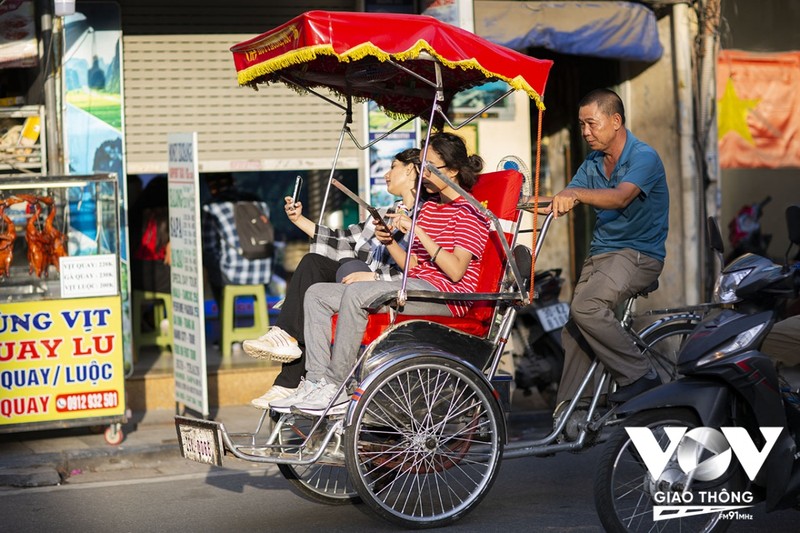 Du khach nuoc ngoai lai thoai mai tham thu pho co Ha Noi