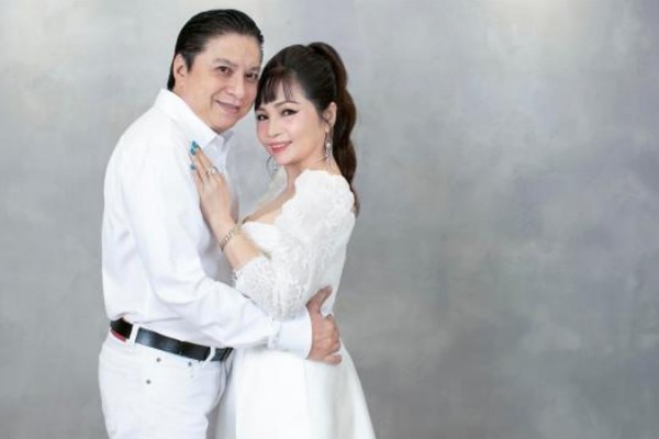 Than the nguoi phu nu cho Phan Hien tien mua nhan tang vo ngay valentine-Hinh-2