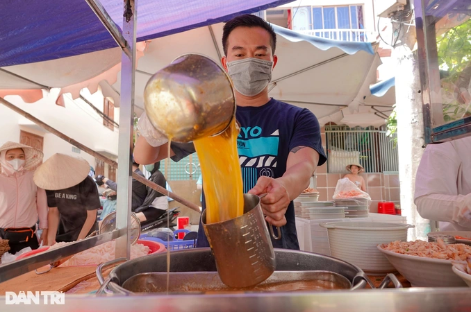 Bo viec luong 1.000 USD, chang trai di ban banh canh cua vi... me