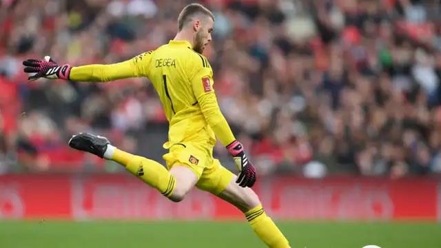 Ten Hag can manh tay voi De Gea nhu Pep tung lam voi Joe Hart-Hinh-3