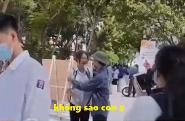 Nu sinh guc vao vai bo khoc nac vi khong lam duoc bai