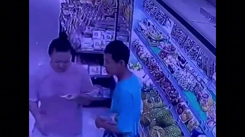 Video: Nguoi phu nu len mo sau rieng roi an ngay trong sieu thi