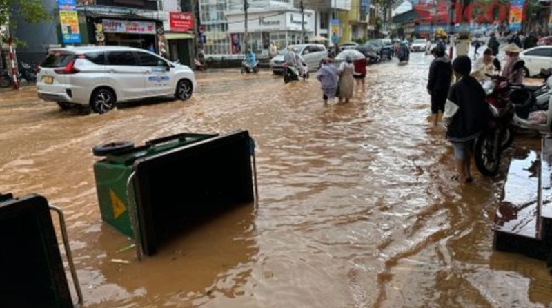 Trung tam TP Da Lat lai ngap sau sau tran mua lon keo dai