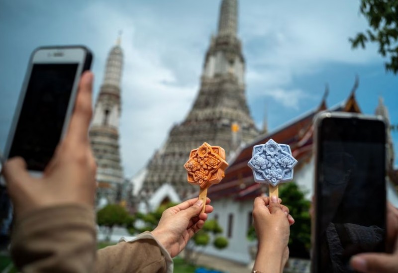 Mon kem lay cam hung tu ngoi chua Thai khien du khach tram tro