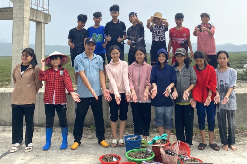 Nghe tay trai 'hai ra tien' cua cac thay co tren dao Quan Lan