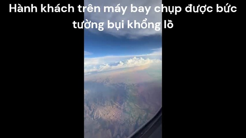 Video: Hanh khach tren may bay chup duoc buc tuong bui khong lo