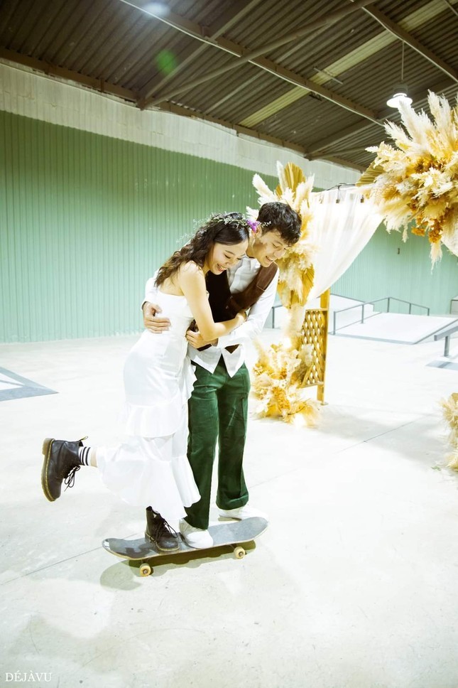 Dam cuoi doc dao tai san truot van cua cap doi skaters gay sot-Hinh-3