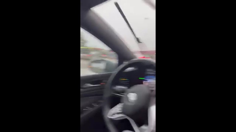 Video: Mac ket tren duong ray, xe buyt bi tau hoa dam vo doi