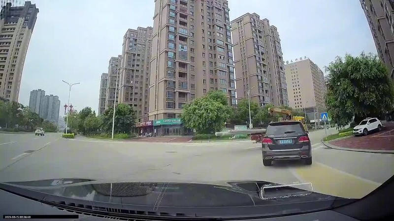 Video: Tong trung xe tai, Mercedes bi cot dien dam thung kinh chan gio