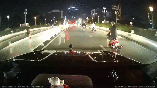 Video: Thanh nien dang lai xe thi nga nhao, ly do nhieu nguoi mac phai