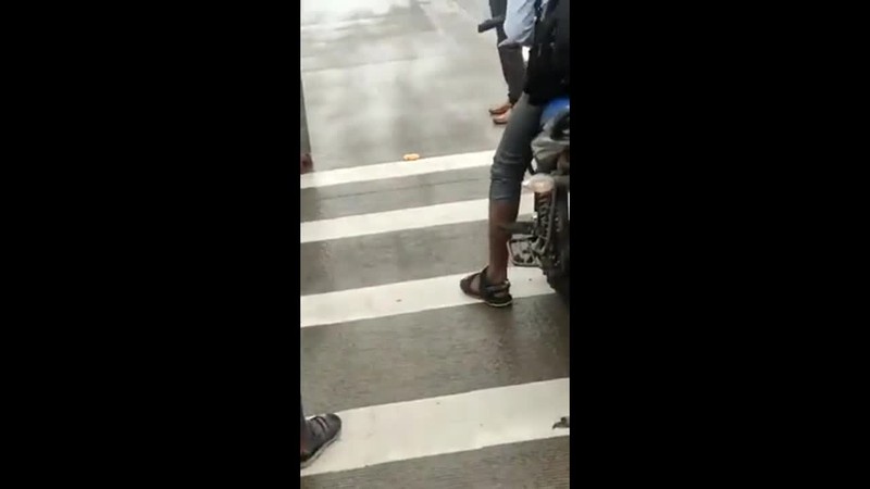 Video: Canh sat giao thong chan xe, nhuong duong cho ho du