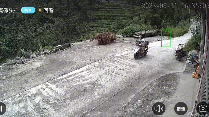 Video: Dang di duong, nguoi phu nu bi quat nga khoi xe may