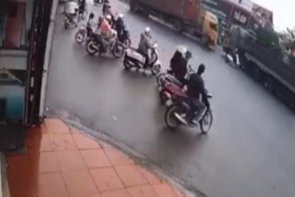 Video: Tranh dai nan cho xe may, container tong kinh hoang xe tai