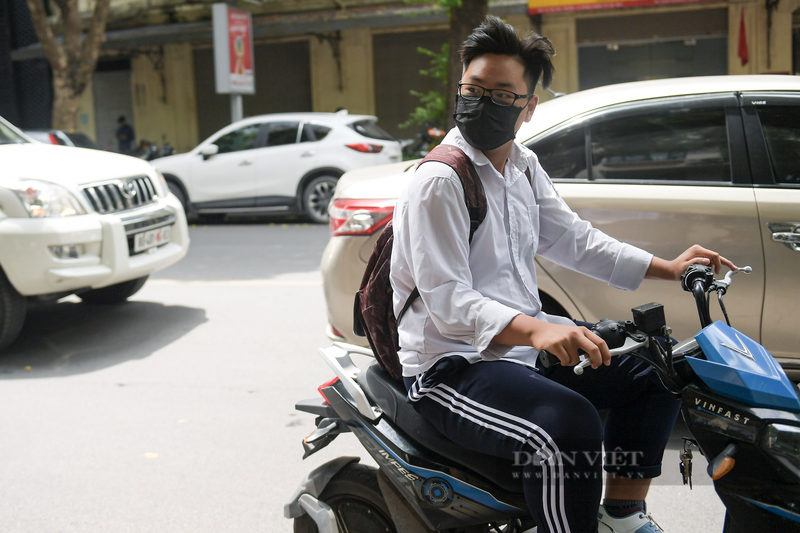 CSGT Ha Noi xu phat hoc sinh vi pham khong doi mu bao hiem-Hinh-2