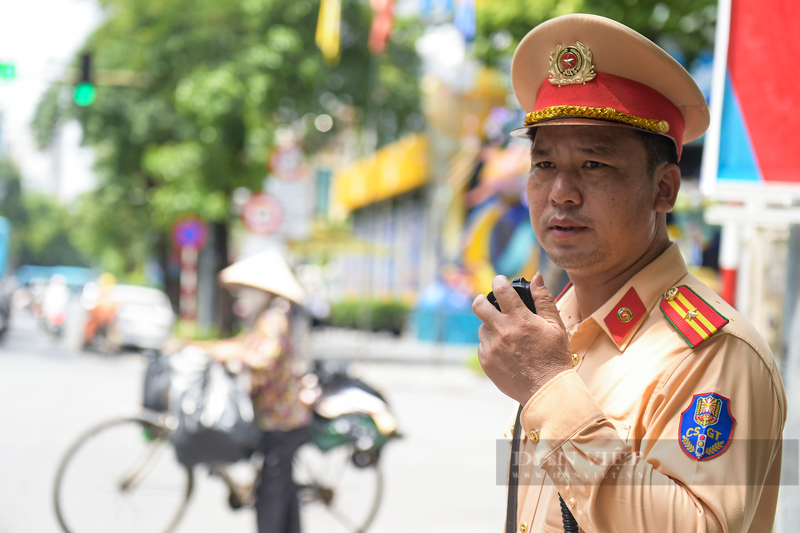 CSGT Ha Noi xu phat hoc sinh vi pham khong doi mu bao hiem-Hinh-3