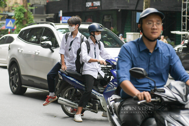 CSGT Ha Noi xu phat hoc sinh vi pham khong doi mu bao hiem-Hinh-4