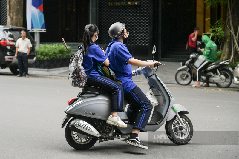 CSGT Ha Noi xu phat hoc sinh vi pham khong doi mu bao hiem-Hinh-6