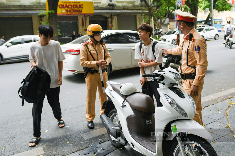 CSGT Ha Noi xu phat hoc sinh vi pham khong doi mu bao hiem-Hinh-8