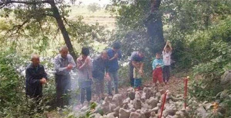 Hang ngan buc tuong xuat hien tren nui, duoc xem la “nguoi linh coi am”