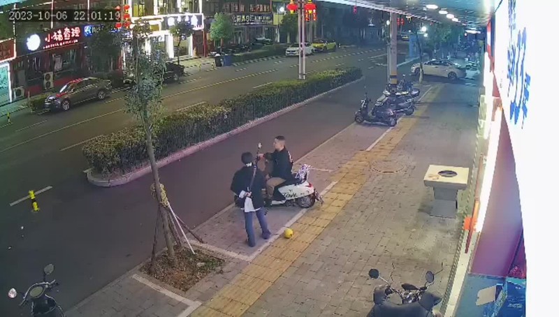 Video: Con trai van trung tay ga va phan ung cuc nhanh cua cha